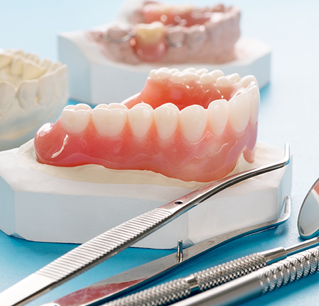 A lower (bottom) denture.